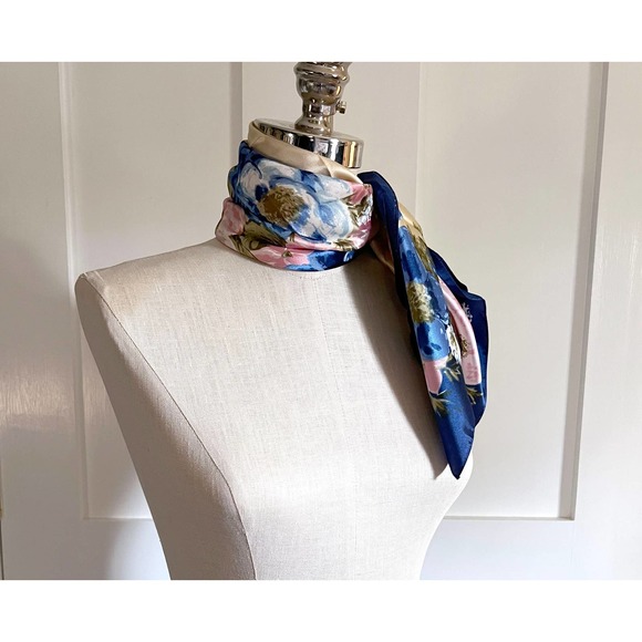 Vintage Floral Floral Scarf with Gold Background - Picture 4 of 10